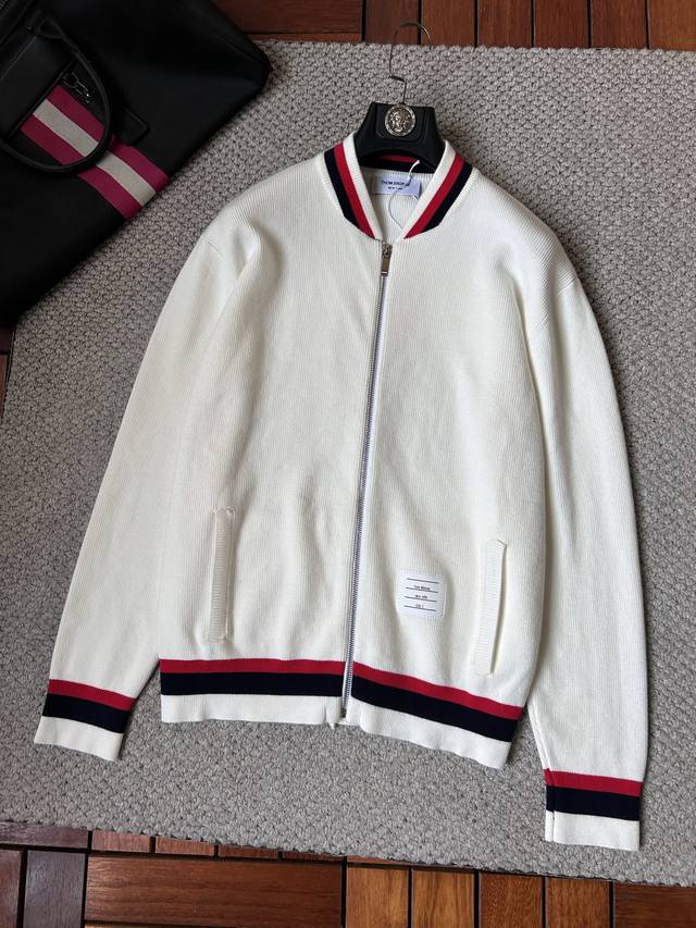 Tb2025秋冬男士开衫外套 整衣定制定染含羊毛棉纱线，手感柔软质地亲肤，精细针织，上等品质大厂生产，手感无敌好，拿到手里就能感受出它的质感，所见即所得，随便搭