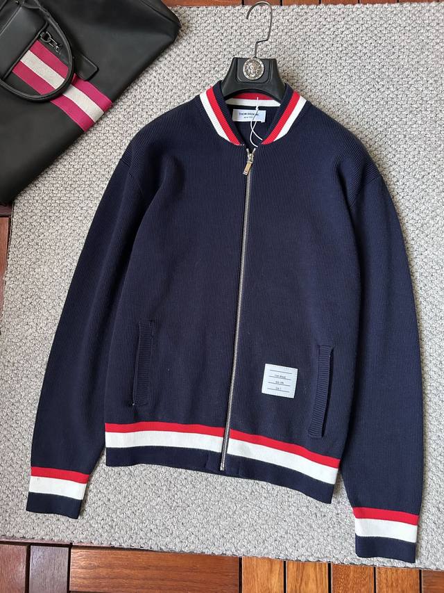 Tb 2025秋冬男士开衫外套 整衣定制定染含羊毛棉纱线，手感柔软质地亲肤，精细针织，上等品质大厂生产，手感无敌好，拿到手里就能感受出它的质感，所见即所得，随便