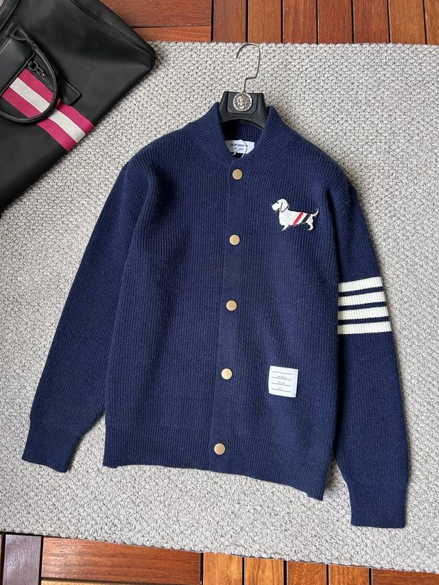 Tb 2025秋冬男士开衫外套 整衣定制定染含羊毛棉纱线，手感柔软质地亲肤，精细针织，上等品质大厂生产，手感无敌好，拿到手里就能感受出它的质感，所见即所得，随便