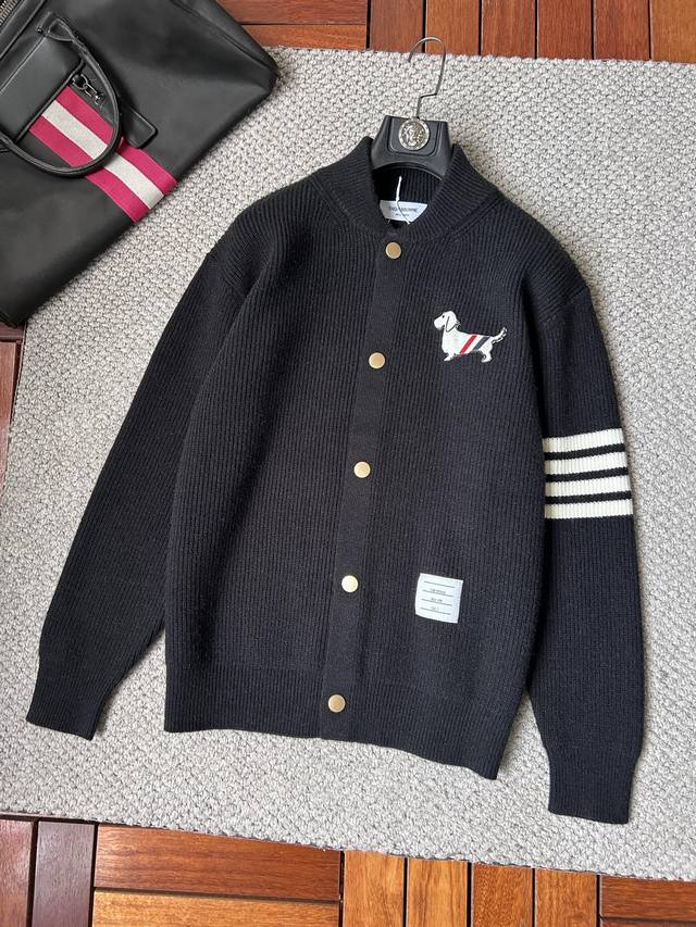 Tb 2025秋冬男士开衫外套 整衣定制定染含羊毛棉纱线，手感柔软质地亲肤，精细针织，上等品质大厂生产，手感无敌好，拿到手里就能感受出它的质感，所见即所得，随便