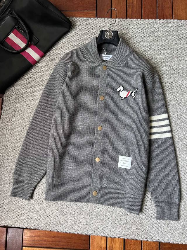 Tb2025秋冬男士开衫外套 整衣定制定染含羊毛棉纱线，手感柔软质地亲肤，精细针织，上等品质大厂生产，手感无敌好，拿到手里就能感受出它的质感，所见即所得，随便搭