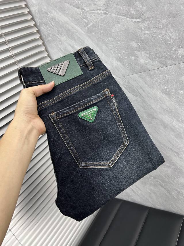 普拉‘’高端定制、2025秋冬最新款牛仔裤 柜台同步发售 原版定制 客供五金辅料 原单品质 进口固色牛仔弹力面料 重工洗水 做工走线精细 上身绝佳！优选单品 三