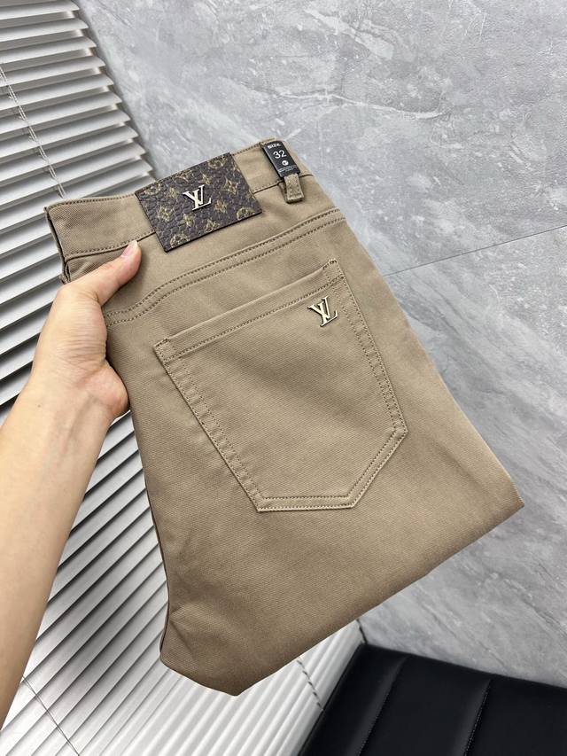 Lv‘’高端定制、2025秋冬最新款牛仔裤 柜台同步发售 原版定制 客供五金辅料 原单品质 进口固色牛仔弹力面料 重工洗水 做工走线精细 上身绝佳！优选单品 三