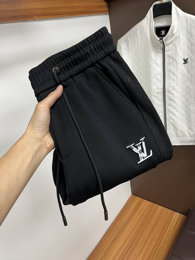Lv 2025Ss秋季专柜新品同步上市。原单订制高品质时尚休闲裤。超级百搭款。独家定制-进口高端绵面料，手感细腻柔软，贴身舒适，上身超有型！原版定制专柜最新五金