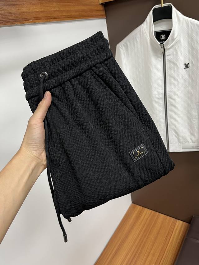 Lv 2025Ss秋季专柜新品同步上市。原单订制高品质时尚休闲裤。超级百搭款。独家定制-进口高端绵面料，手感细腻柔软，贴身舒适，上身超有型！原版定制专柜最新五金
