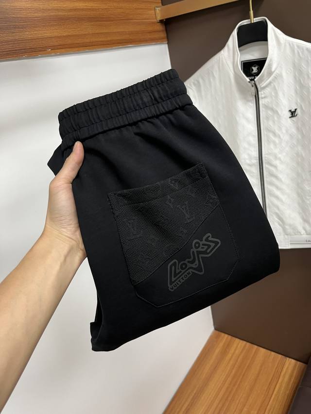 Lv 2025Ss秋季专柜新品同步上市。原单订制高品质时尚休闲裤。超级百搭款。独家定制-进口高端绵面料，手感细腻柔软，贴身舒适，上身超有型！原版定制专柜最新五金