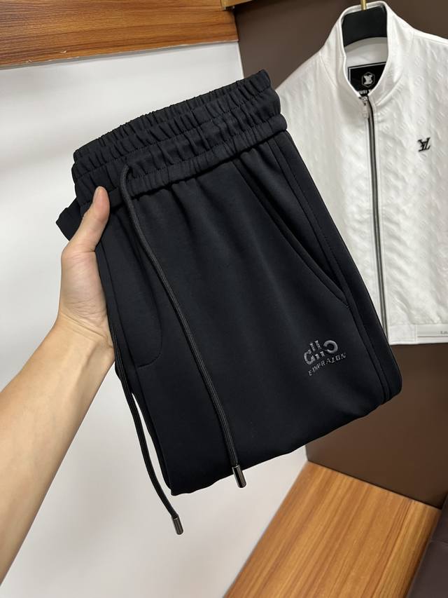 Alo 2025Ss秋季专柜新品同步上市。原单订制高品质时尚休闲裤。超级百搭款。独家定制-进口高端绵面料，手感细腻柔软，贴身舒适，上身超有型！原版定制专柜最新五