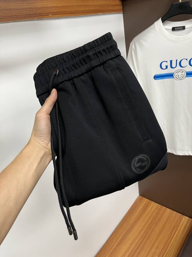 古奇 2025Ss秋季专柜新品同步上市。原单订制高品质时尚休闲裤。超级百搭款。独家定制-进口高端绵面料，手感细腻柔软，贴身舒适，上身超有型！原版定制专柜最新五金