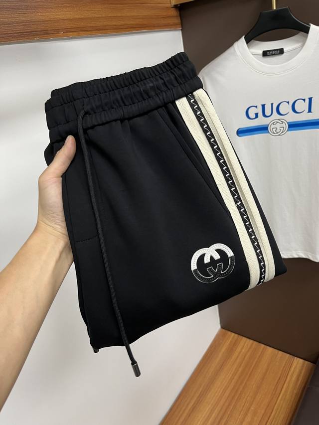 古奇 2025Ss秋季专柜新品同步上市。原单订制高品质时尚休闲裤。超级百搭款。独家定制-进口高端绵面料，手感细腻柔软，贴身舒适，上身超有型！原版定制专柜最新五金