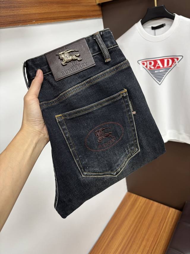 巴宝莉 2025年秋季最新品牛仔裤出入专卖店无压力 专柜热销款 品味与价值共享 身穿着非常舒适 低调不失奢华 穿出去非常有档次,裤型款式和裁剪亦无需多言 上身精