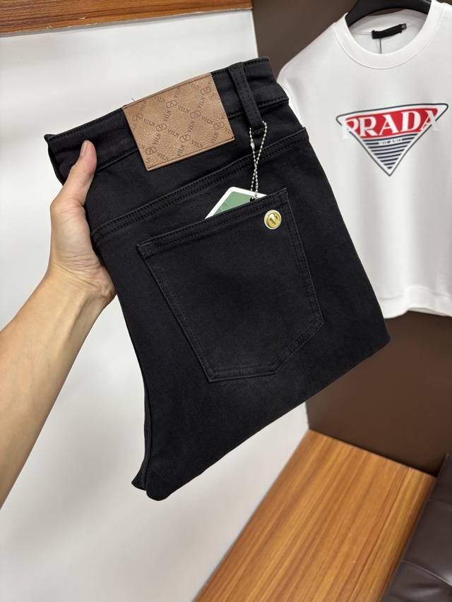 华伦天奴 2025年秋季最新品牛仔裤出入专卖店无压力 专柜热销款 品味与价值共享 身穿着非常舒适 低调不失奢华 穿出去非常有档次,裤型款式和裁剪亦无需多言 上身