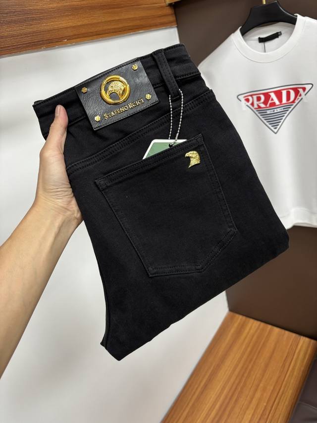 史蒂芬 2025年秋季最新品牛仔裤出入专卖店无压力 专柜热销款 品味与价值共享 身穿着非常舒适 低调不失奢华 穿出去非常有档次,裤型款式和裁剪亦无需多言 上身精