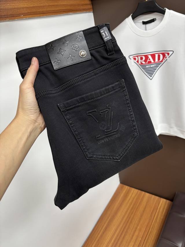 Lv 2025年秋季最新品牛仔裤出入专卖店无压力 专柜热销款 品味与价值共享 身穿着非常舒适 低调不失奢华 穿出去非常有档次,裤型款式和裁剪亦无需多言 上身精致