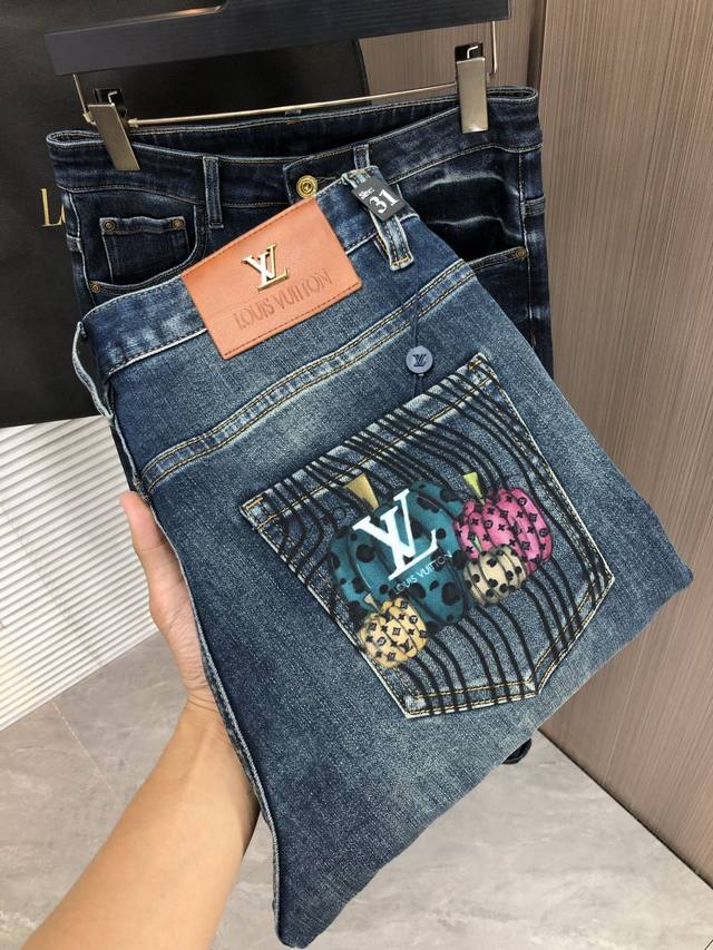 Lv 路易威登秋冬款修身直筒牛仔裤！重工酵磨水洗工艺，修身直筒版型带弹力上身非常舒适，穿出去非常有档次,裤型款式和裁剪亦无需多言 ，G网Logo辨识度极高！真正