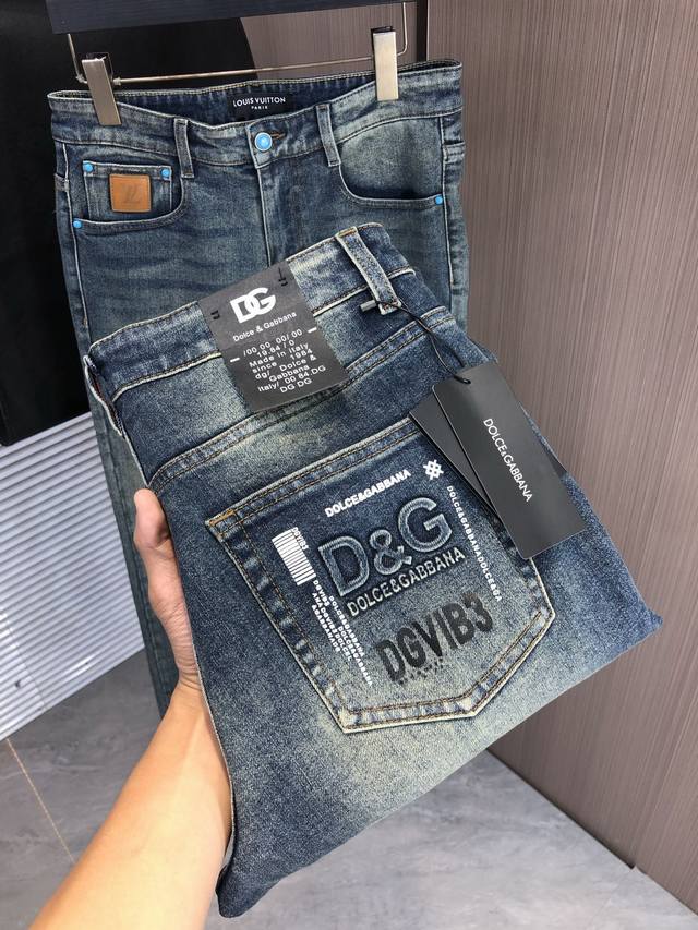 Dg 杜嘉班纳秋冬修身款牛仔裤！重工酵磨水洗工艺，修身版型带弹力上身非常舒适，穿出去非常有档次,裤型款式和裁剪亦无需多言 ，定制原版五金原版洗水唛！辨识度极高！