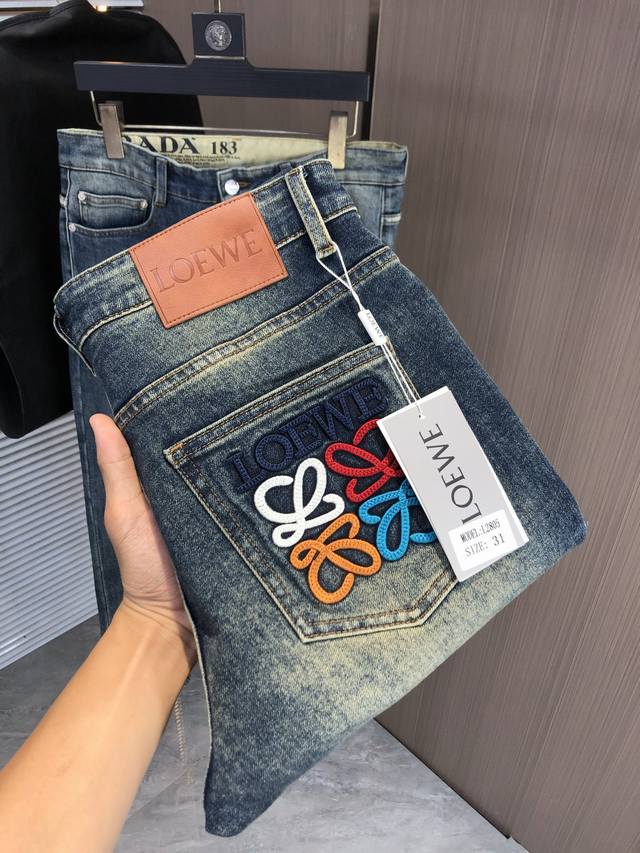 罗意威 Loewe秋冬修身款牛仔裤！重工酵磨水洗工艺，修身版型带弹力上身非常舒适，穿出去非常有档次,裤型款式和裁剪亦无需多言 ，定制原版五金原版洗水唛！辨识度极