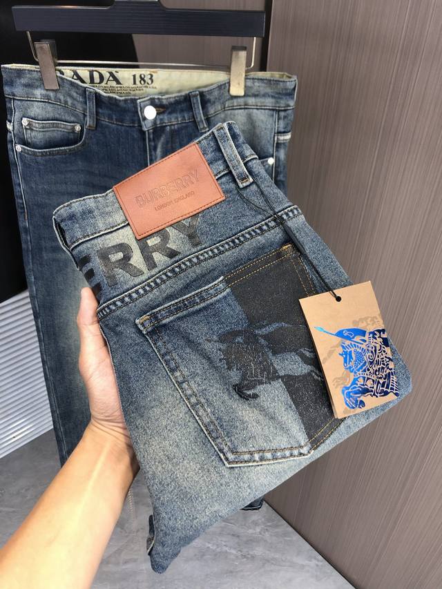 巴宝莉 Burberry秋冬修身款牛仔裤！重工酵磨水洗工艺，修身版型带弹力上身非常舒适，穿出去非常有档次,裤型款式和裁剪亦无需多言 ，定制原版五金原版洗水唛！辨