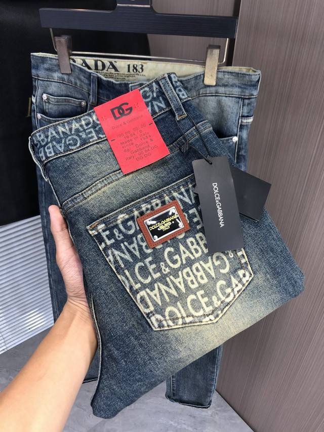 Dg 杜嘉班纳秋冬修身款牛仔裤！重工酵磨水洗工艺，修身版型带弹力上身非常舒适，穿出去非常有档次,裤型款式和裁剪亦无需多言 ，定制原版五金原版洗水唛！辨识度极高！