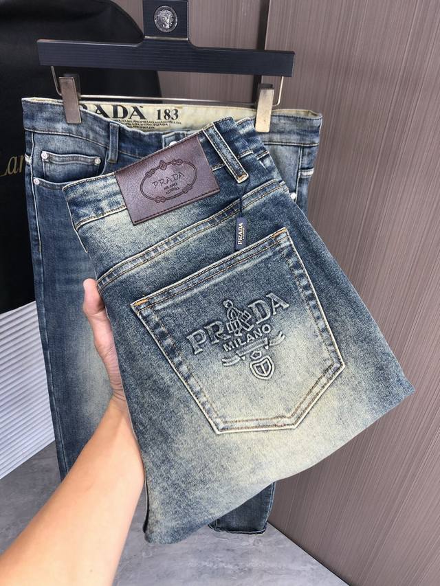 普拉达 prada秋冬修身款牛仔裤！重工酵磨水洗工艺，修身版型带弹力上身非常舒适，穿出去非常有档次,裤型款式和裁剪亦无需多言 ，定制原版五金原版洗水唛！辨识度极