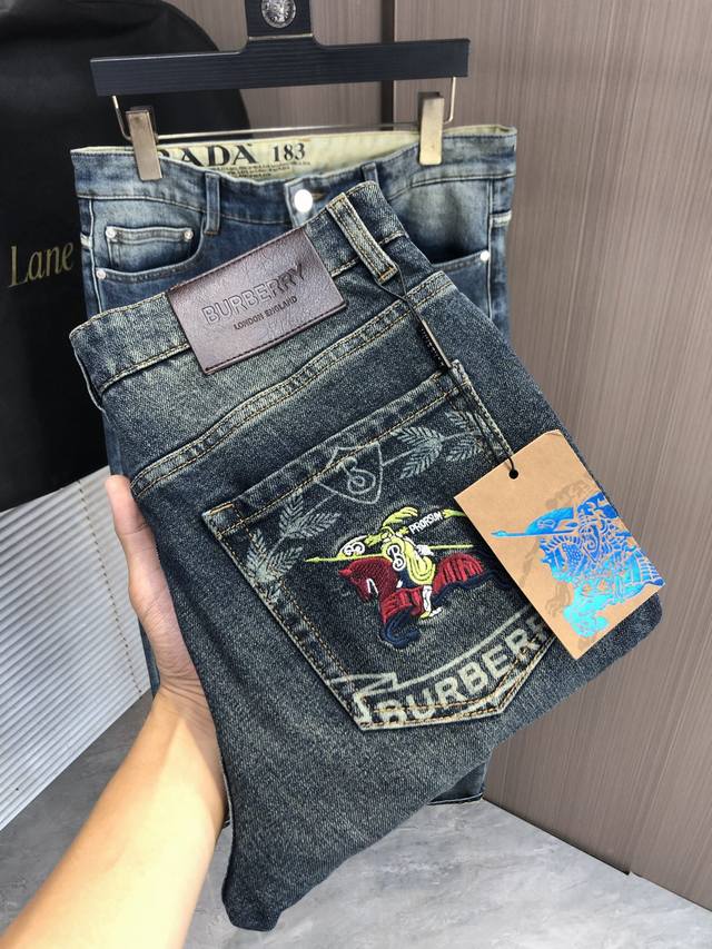 巴宝莉 Burberry秋冬修身款牛仔裤！重工酵磨水洗工艺，修身版型带弹力上身非常舒适，穿出去非常有档次,裤型款式和裁剪亦无需多言 ，定制原版五金原版洗水唛！辨