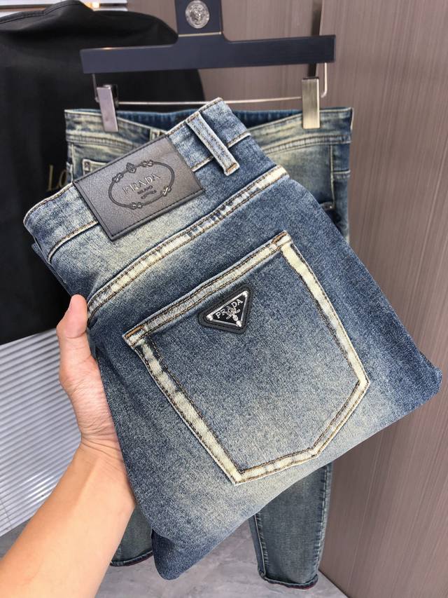 普拉达 prada秋冬修身款牛仔裤！重工酵磨水洗工艺，修身版型带弹力上身非常舒适，穿出去非常有档次,裤型款式和裁剪亦无需多言 ，定制原版五金原版洗水唛！辨识度极