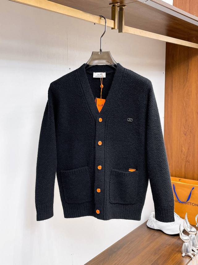 Herme‘’2025秋冬男士开衫外套 整衣定制定染含羊毛棉纱线，手感柔软质地亲肤，精细针织，上等品质大厂生产，手感无敌好，拿到手里就能感受出它的质感，所见即所