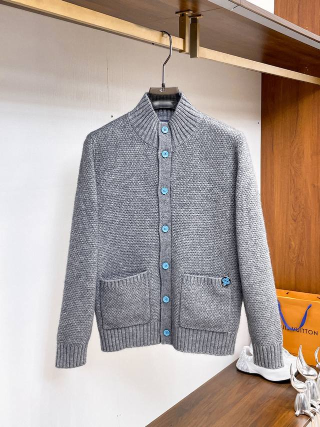 Lv路易 2025秋冬男士开衫外套 整衣定制定染含羊毛棉纱线，手感柔软质地亲肤，精细针织，上等品质大厂生产，手感无敌好，拿到手里就能感受出它的质感，所见即所得，