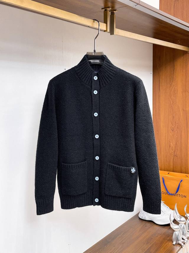 Lv路易 2025秋冬男士开衫外套 整衣定制定染含羊毛棉纱线，手感柔软质地亲肤，精细针织，上等品质大厂生产，手感无敌好，拿到手里就能感受出它的质感，所见即所得，