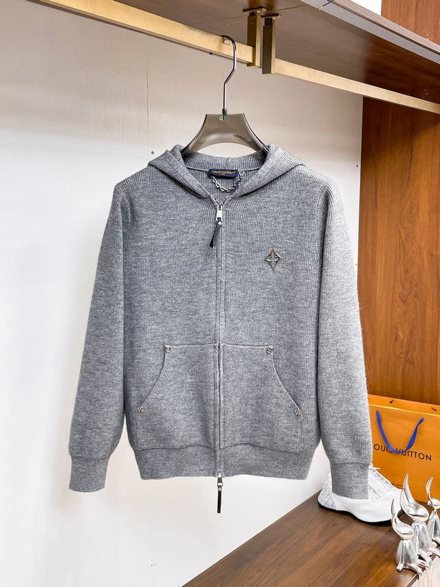 Lv路易 2025秋冬男士开衫外套 整衣定制定染含羊毛棉纱线，手感柔软质地亲肤，精细针织，上等品质大厂生产，手感无敌好，拿到手里就能感受出它的质感，所见即所得，