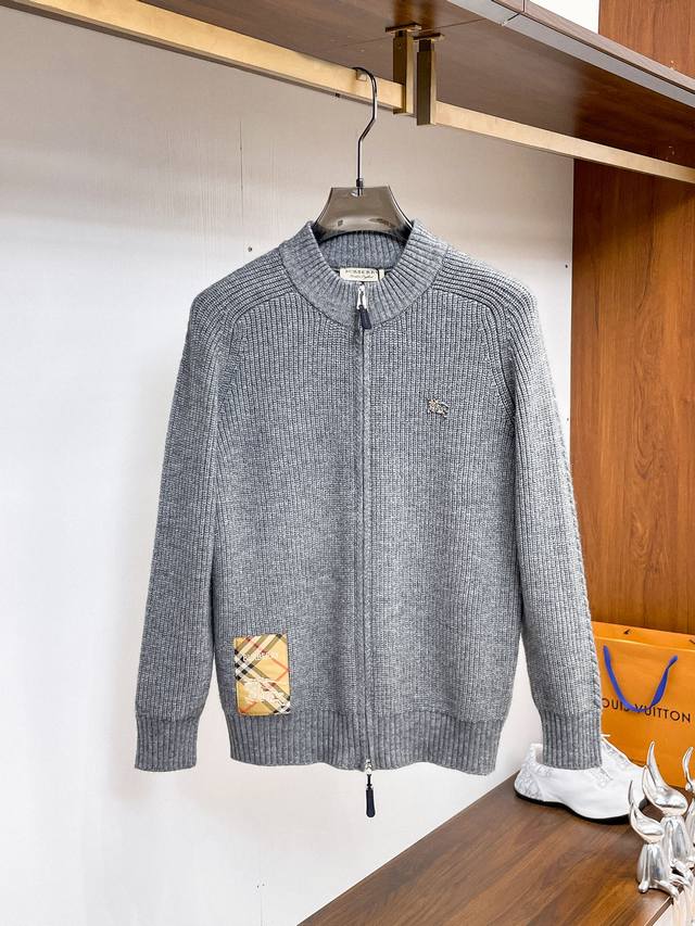 Burberr‘’2025秋冬男士开衫外套 整衣定制定染含羊毛棉纱线，手感柔软质地亲肤，精细针织，上等品质大厂生产，手感无敌好，拿到手里就能感受出它的质感，所见