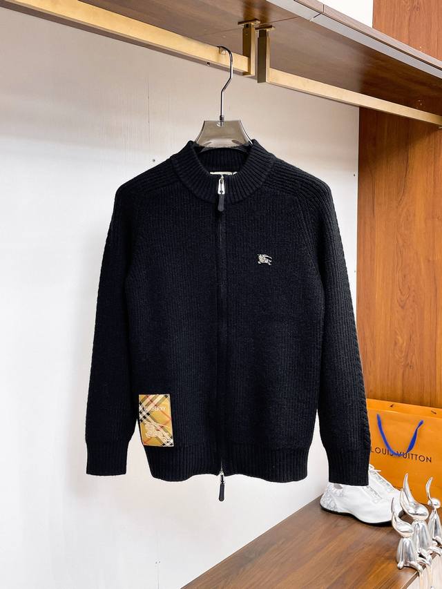 Burberr‘’2025秋冬男士开衫外套 整衣定制定染含羊毛棉纱线，手感柔软质地亲肤，精细针织，上等品质大厂生产，手感无敌好，拿到手里就能感受出它的质感，所见