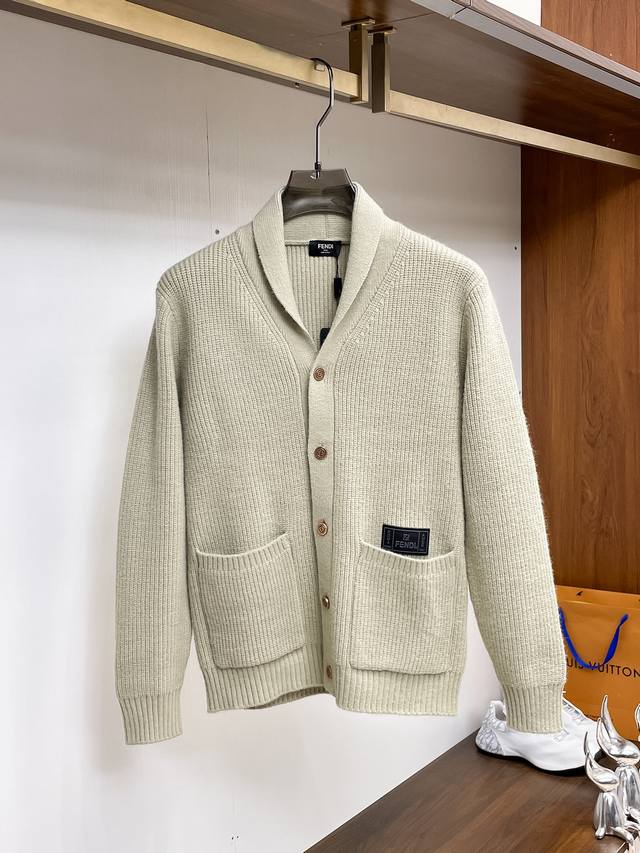 Fend‘’2025秋冬男士开衫外套 整衣定制定染含羊毛棉纱线，手感柔软质地亲肤，精细针织，上等品质大厂生产，手感无敌好，拿到手里就能感受出它的质感，所见即所得