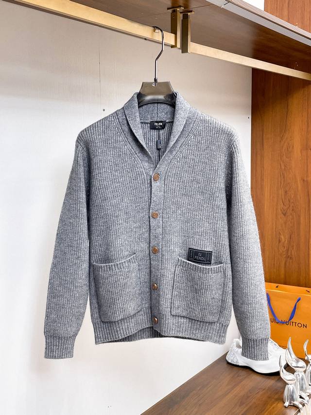 Fend‘’2025秋冬男士开衫外套 整衣定制定染含羊毛棉纱线，手感柔软质地亲肤，精细针织，上等品质大厂生产，手感无敌好，拿到手里就能感受出它的质感，所见即所得