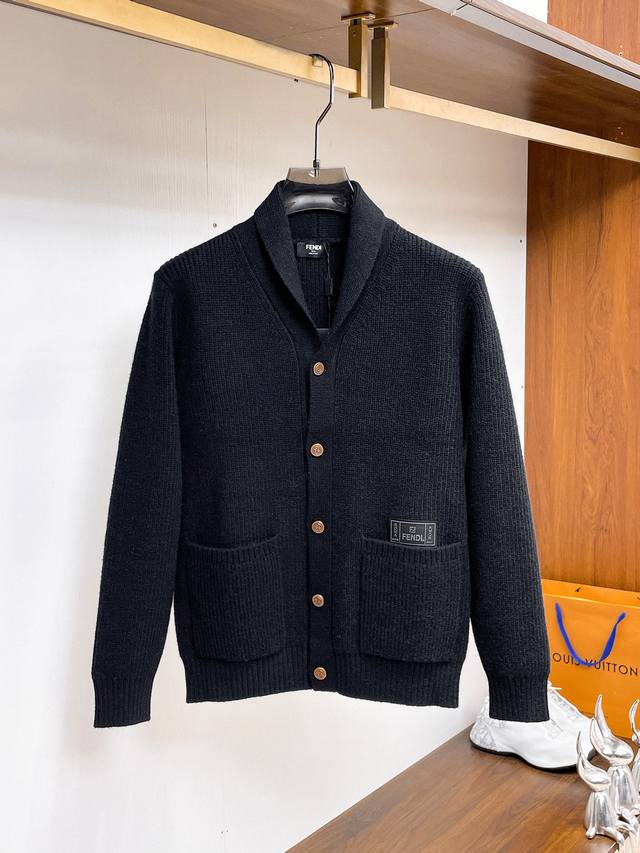 Fend*2025秋冬男士开衫外套 整衣定制定染含羊毛棉纱线，手感柔软质地亲肤，精细针织，上等品质大厂生产，手感无敌好，拿到手里就能感受出它的质感，所见即所得，