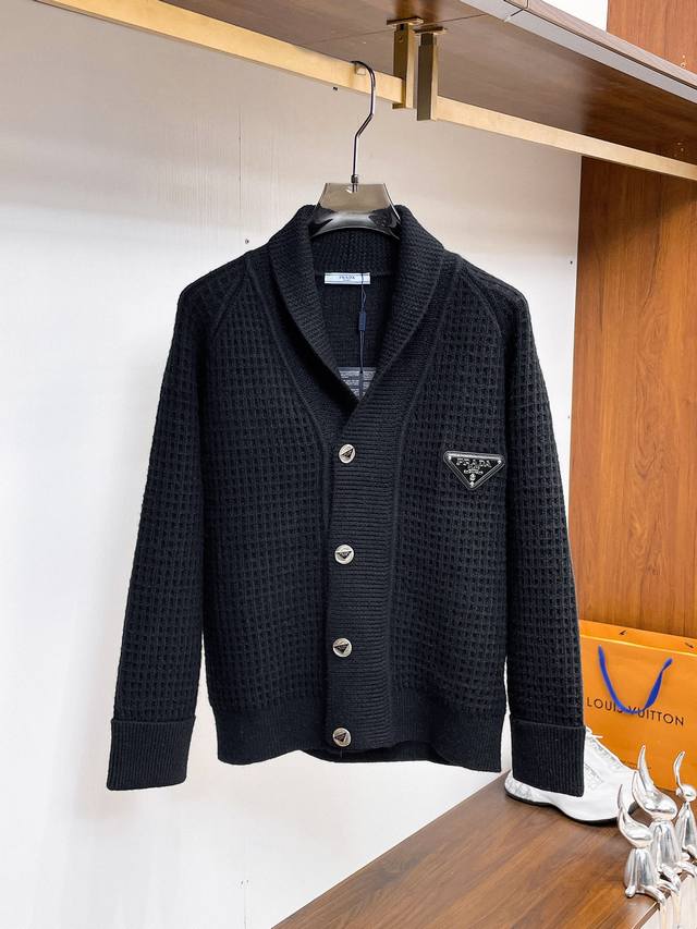 pra‘’2025秋冬男士开衫外套 整衣定制定染含羊毛棉纱线，手感柔软质地亲肤，精细针织，上等品质大厂生产，手感无敌好，拿到手里就能感受出它的质感，所见即所得，