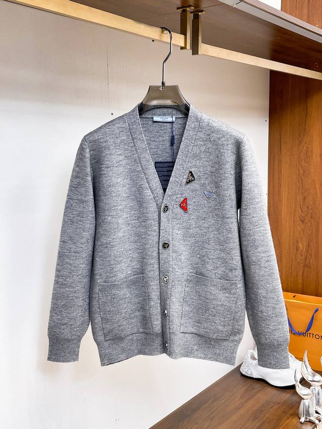 prad‘’2025秋冬男士开衫外套 整衣定制定染含羊毛棉纱线，手感柔软质地亲肤，精细针织，上等品质大厂生产，手感无敌好，拿到手里就能感受出它的质感，所见即所得