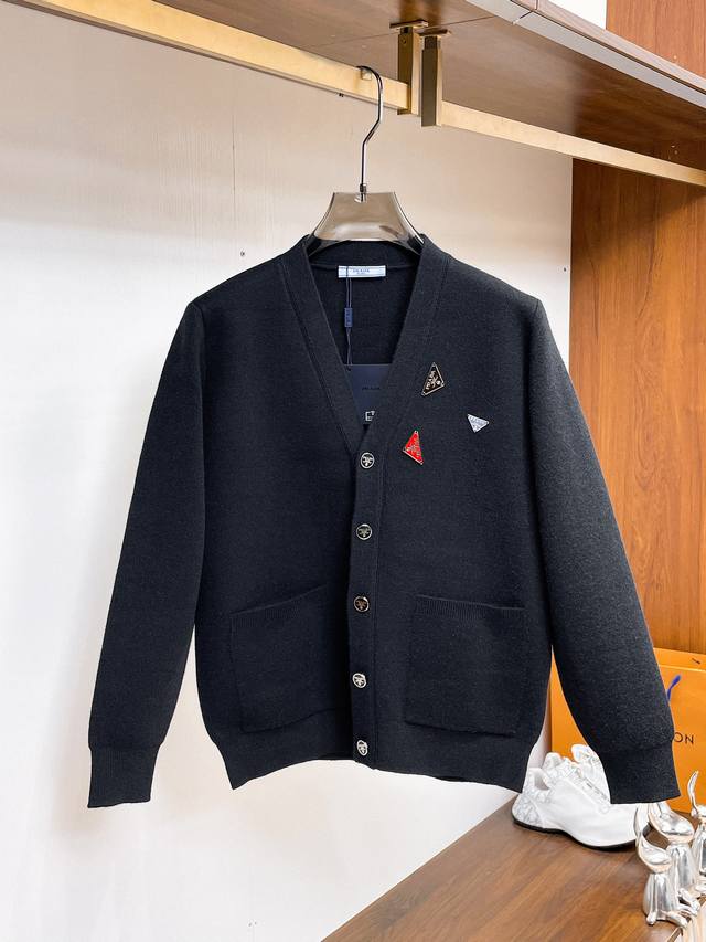 prad‘’2025秋冬男士开衫外套 整衣定制定染含羊毛棉纱线，手感柔软质地亲肤，精细针织，上等品质大厂生产，手感无敌好，拿到手里就能感受出它的质感，所见即所得