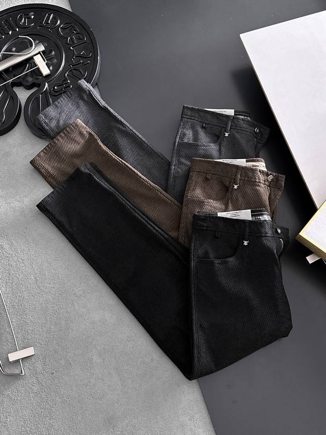 Burberr‘’休闲裤 西裤 新款 秋冬厚款 高级定制秋冬裤子专用面料 定制原版五金 重工工艺打造 车工走线精细 定制面料 柔软舒适 质感显著 辅料精美 上身