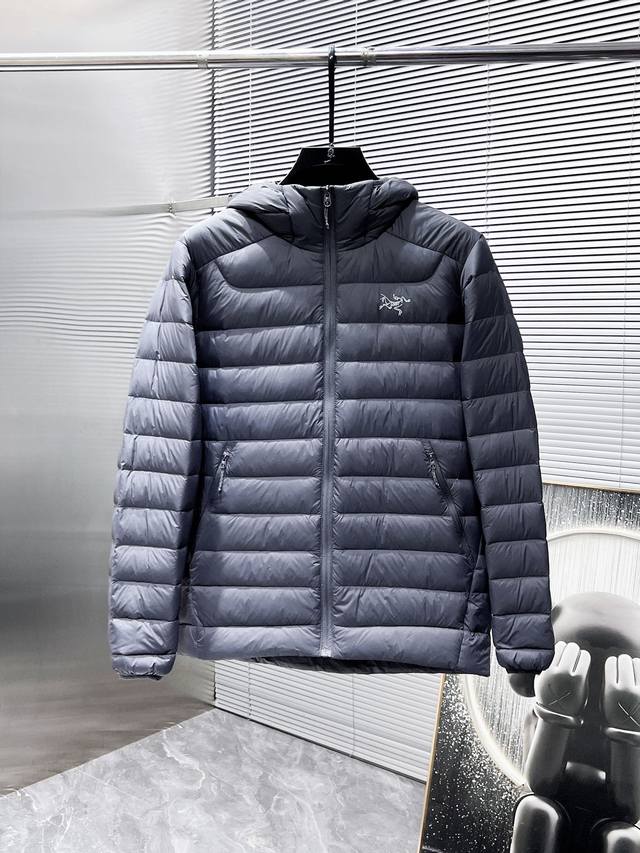 始祖鸟 2025秋冬新款羽绒服外套，爆款来袭，高版本。内充90绒，蓬松又保暖，品相超级好。进口防风防雨面料，软糯亲肤，抗皱不沾灰，立挺有型，时尚绝绝子；奢华有型