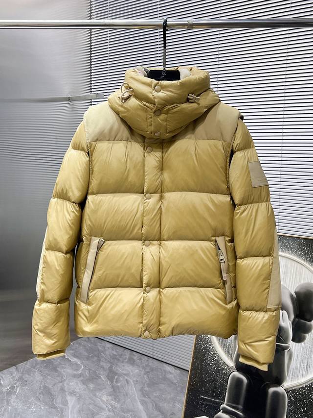 巴宝莉 Burberry 2025秋冬新款连帽羽绒服外套，一衣两穿，可拆马甲，爆款来袭，高版本。内充90绒，蓬松又保暖，品相超级好。进口防风防雨面料，软糯亲肤，
