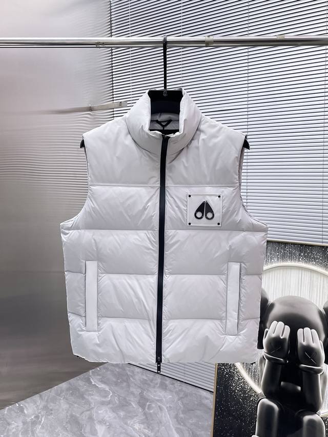 剪刀 2025秋冬新款立领马甲羽绒服外套，爆款来袭，高版本。内充90绒，蓬松又保暖，品相超级好。进口防风防雨面料，软糯亲肤，抗皱不沾灰，立挺有型，时尚绝绝子；奢