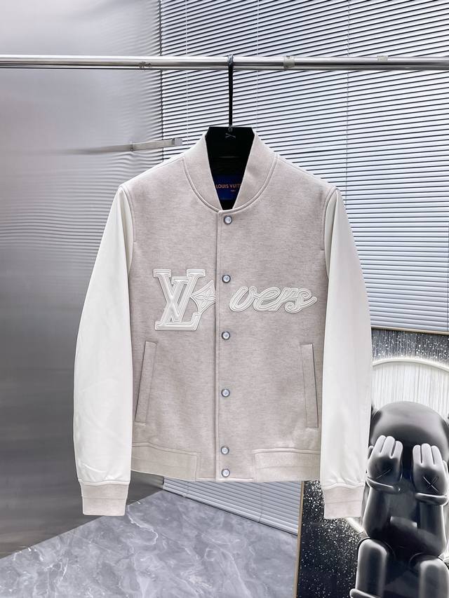 路易威登 Lv 2025新款 棒球领 真皮拼接 夹克 外套，高端版本！专柜定制面料 透气舒适度高，细节无可挑剔，品牌元素设计理念，体现高品质。手感细腻柔软！呈现