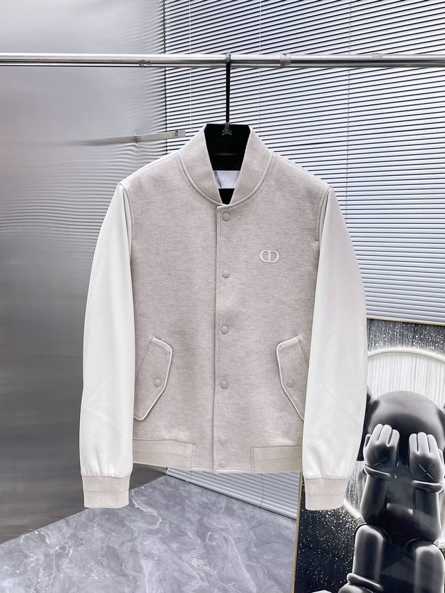 迪奥 Dior 2025新款 棒球领 真皮拼接 夹克 外套，高端版本！专柜定制面料 透气舒适度高，细节无可挑剔，品牌元素设计理念，体现高品质。手感细腻柔软！呈现