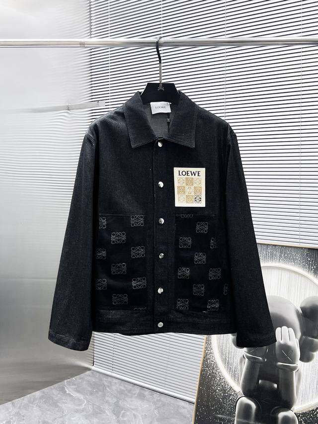 罗意威 Loewe 2025新款 翻领 牛仔 夹克 外套，高端版本！专柜定制面料 透气舒适度高，细节无可挑剔，品牌元素设计理念，体现高品质。手感细腻柔软！呈现休