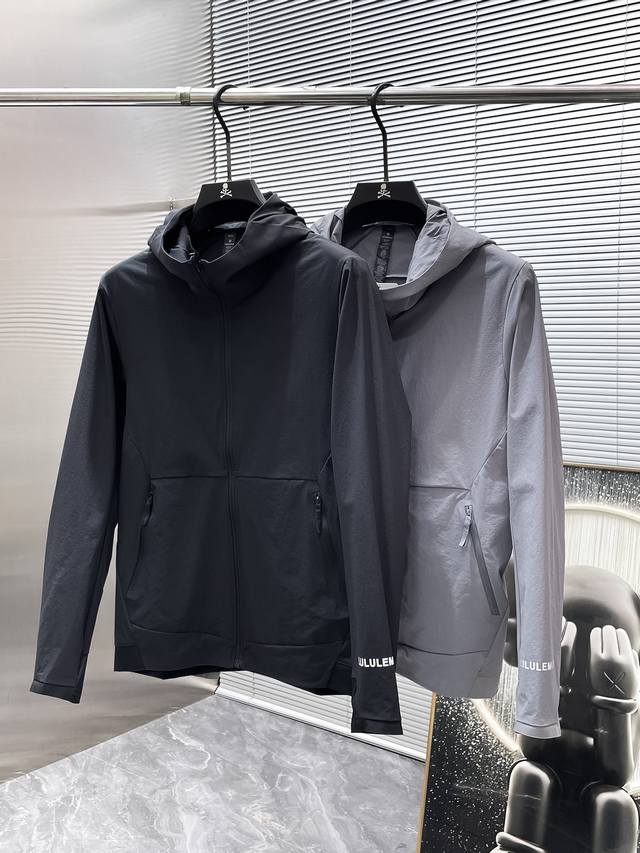 露露柠檬 2025新品轻薄连帽压胶夹克外套，时尚帅气，简约百搭款，定制原版面料，不仅挺括，保持潮流的廓形，又穿着舒适，纱织更细腻，码数M-Xxl 175.140