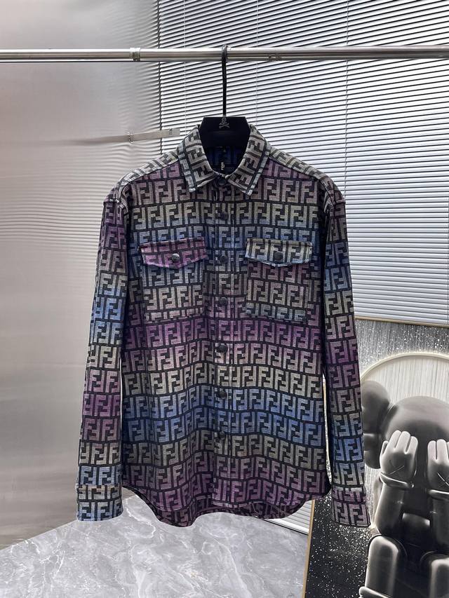 芬迪 Fendi 2025新款 翻领 牛仔 夹克 外套，高端版本！专柜定制面料 透气舒适度高，细节无可挑剔，品牌元素设计理念，体现高品质。手感细腻柔软！呈现休闲