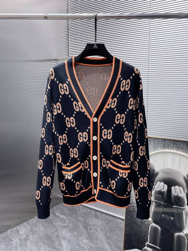 古奇 Gucci 秋冬新款 羊毛混纺 开衫 长袖 毛衣 羊毛衫 打底衫，高端版本！专柜定制面料 透气舒适度高，细节无可挑剔，品牌元素设计理念，体现高品质。手感细