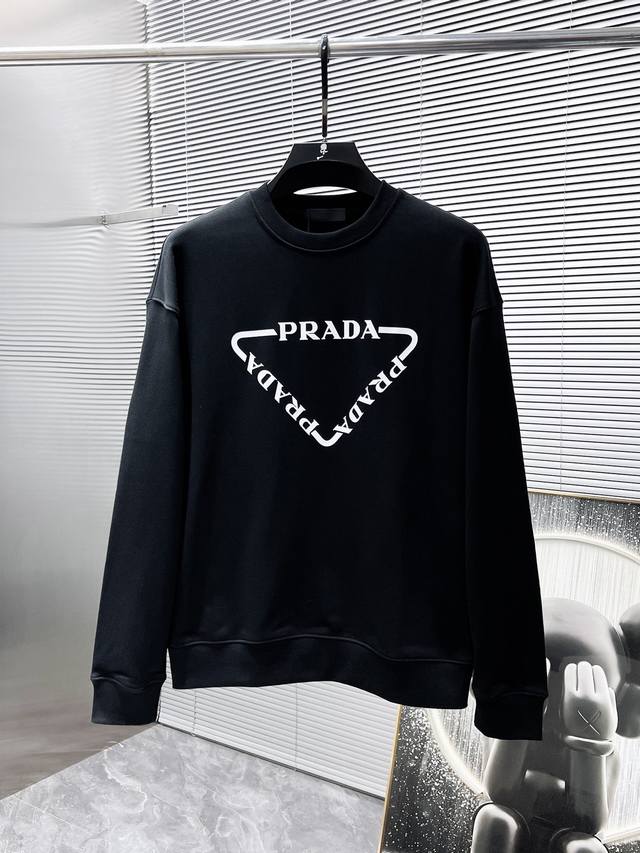 普拉达 prada 2025Ss新款 长袖 圆领 卫衣，高端版本！专柜定制面料 透气舒适度高，细节无可挑剔，品牌元素设计理念，体现高品质。手感细腻柔软！呈现休闲