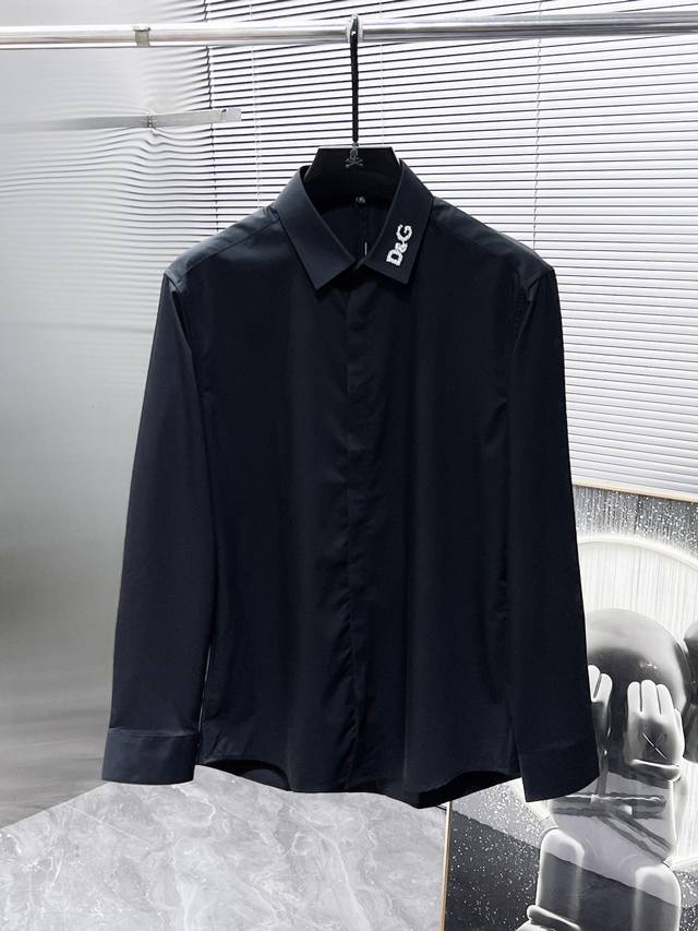 杜嘉班纳 Dg 2025Ss新款长袖 衬衫 衬衣，高端版本！专柜定制面料 透气舒适度高，细节无可挑剔，品牌元素设计理念，体现高品质。手感细腻柔软！呈现休闲裁剪，