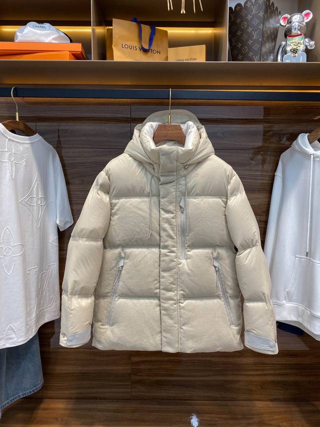 Ez25Fw秋冬新款灯芯绒拼接压胶羽绒夹克，男士时尚拼皮拉链口袋抽绳式连帽立领羽绒服外套！贸易公司渠道稀出，同步官网发售！Z家新款羽绒服不仅在设计上独具匠心，而